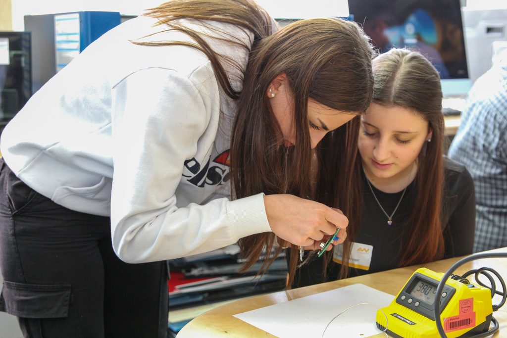 In Workshops, den denen die Mädchen sehr viel selbst ausprobieren, bekommen sie ein Gefühl für die Möglichkeiten und Arbeit in der IT Foto: Wiesel/OTH Amberg-Weiden