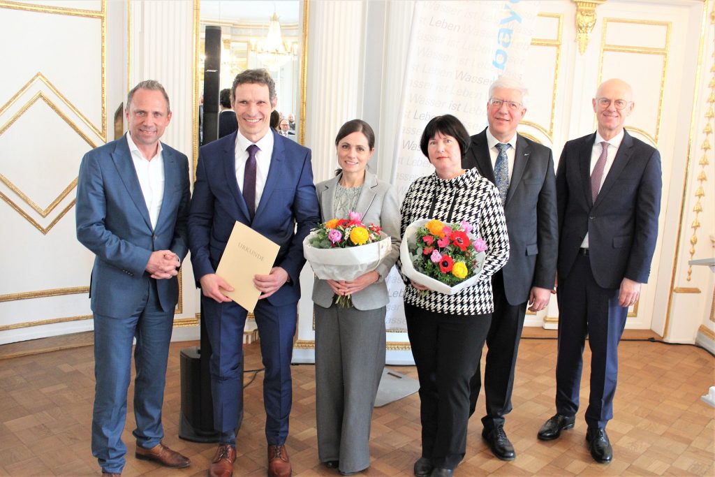 Der Bayerische Staatsminister für Umwelt und Verbraucherschutz, Thorsten Glauber (links), verabschiedete zusammen mit Regierungspräsident Walter Jonas (rechts) den bisherigen Leiter des Wasserwirtschaftsamts Regensburg, Josef Feuchtgruber (2. von rechts) der mit Ehefrau Monika gekommen war. Gleichzeitig übergaben sie die Behördenleitung an Stefan Neudert (2. von links), der von Lebensgefährtin Julia Scheungraber begleitet wurde.
Regierung der Oberpfalz/Schmied