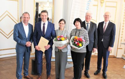 Der Bayerische Staatsminister für Umwelt und Verbraucherschutz, Thorsten Glauber (links), verabschiedete zusammen mit Regierungspräsident Walter Jonas (rechts) den bisherigen Leiter des Wasserwirtschaftsamts Regensburg, Josef Feuchtgruber (2. von rechts) der mit Ehefrau Monika gekommen war. Gleichzeitig übergaben sie die Behördenleitung an Stefan Neudert (2. von links), der von Lebensgefährtin Julia Scheungraber begleitet wurde. Regierung der Oberpfalz/Schmied