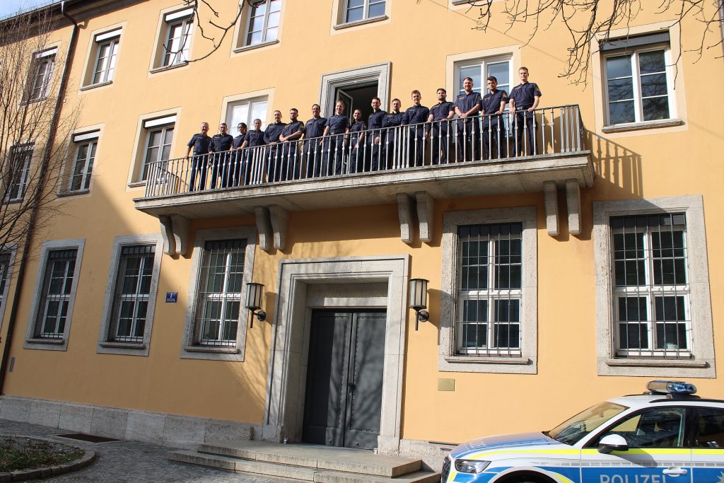 Leitender Polizeidirektor Gerhard Roider und Polizeioberrat Bernhard Huber mit Neuzugängen der Polizeiinspektion Regensburg Süd Foto: POK Reitmeier, PI Regensburg Süd