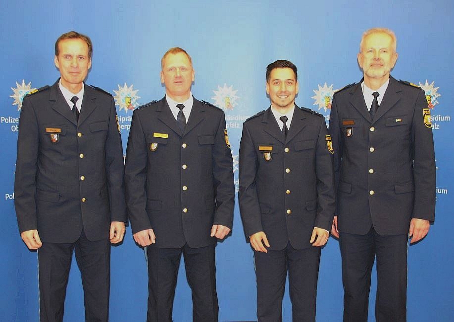 v.l.n.r.: Polizeivizepräsident Robert Fuchs, Polizeihauptkommissar Kai Hoffmann, Polizeihauptkommissar Lukas Blöchl, Polizeipräsident Thomas Schöniger Foto: PP Oberpfalz, PHMin Edith Weinzierl