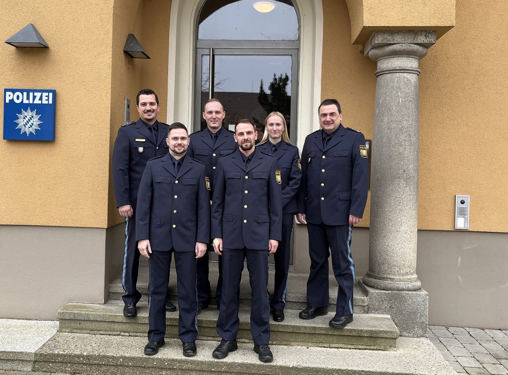 Inspektionsleiter Franz Wenig (rechts) und sein Vertreter Florian Beck (links) freuen sich über die Unterstützung durch die neuen Kollegen (im Bild: 4 von 5 neuen Kollegen) Foto: PI Burglengenfeld / th