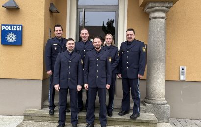 Inspektionsleiter Franz Wenig (rechts) und sein Vertreter Florian Beck (links) freuen sich über die Unterstützung durch die neuen Kollegen (im Bild: 4 von 5 neuen Kollegen) Foto: PI Burglengenfeld / th