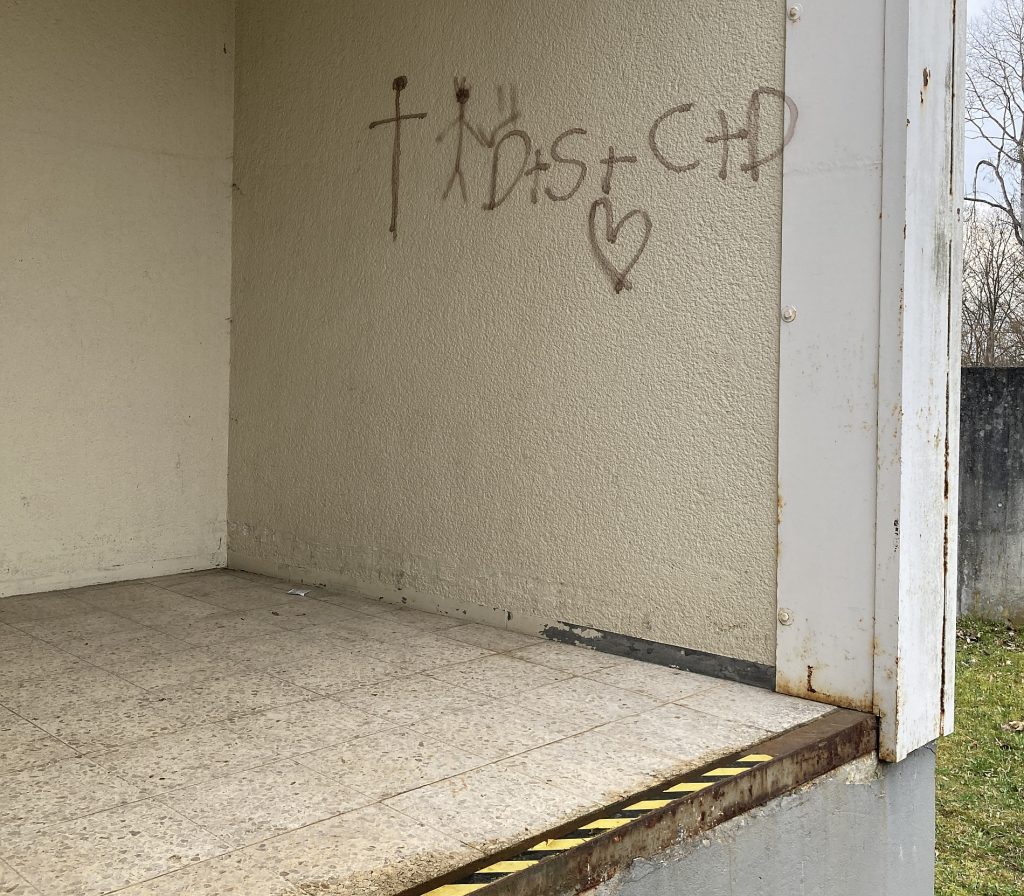 Bildunterschrift: Eines der Graffitis an der Fassade Foto: PI Burglengenfeld