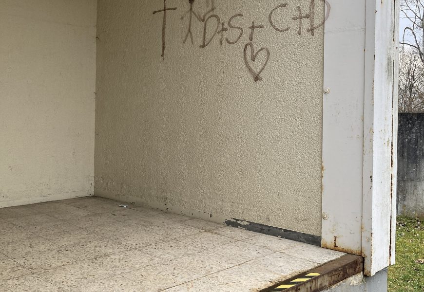 Fassade durch Graffitis beschädigt