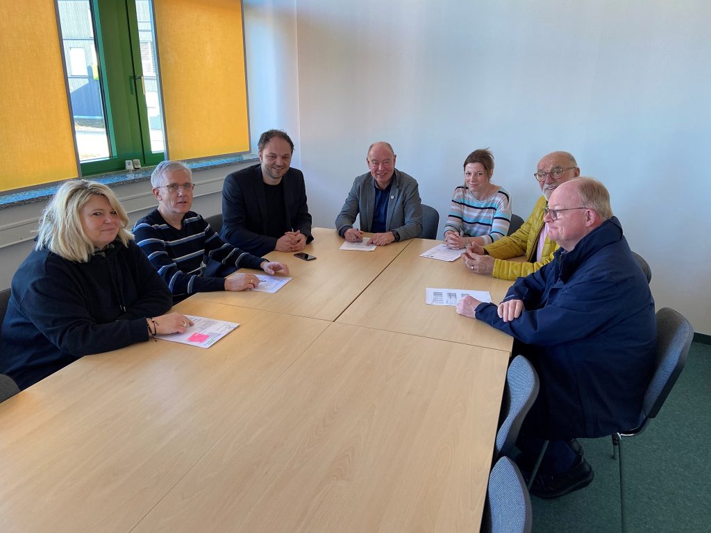 (v.l.n.r.) Claudia Reinisch (Kindergarten St. Nikolaus, Theuern), Michael Hopke (Kirchenverwaltung Theuern), Michael Trummer (Caritasverband Amberg-Sulzbach), Bürgermeister Roland Strehl, Carina Dengler (Gemeinde Kümmersbruck), Alois Schwanzl und Pfarrer Wolfgang Bauer (Kirchenverwaltung Kümmersbruck). Es fehlt: Marcus Keil (Diakonieverein Amberg) Foto: Wolfgang Roggenhofer / Gemeinde Kümmersbruck