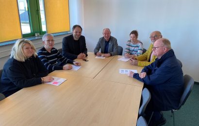 (v.l.n.r.) Claudia Reinisch (Kindergarten St. Nikolaus, Theuern), Michael Hopke (Kirchenverwaltung Theuern), Michael Trummer (Caritasverband Amberg-Sulzbach), Bürgermeister Roland Strehl, Carina Dengler (Gemeinde Kümmersbruck), Alois Schwanzl und Pfarrer Wolfgang Bauer (Kirchenverwaltung Kümmersbruck). Es fehlt: Marcus Keil (Diakonieverein Amberg) Foto: Wolfgang Roggenhofer / Gemeinde Kümmersbruck