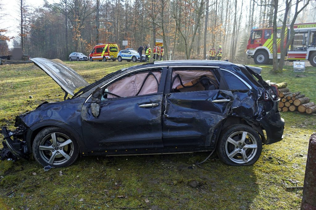 Fahrer und Beifahrer wurden schwer verletzt, am Auto entstand Totalschaden Fotos: Oberpfalz Aktuell