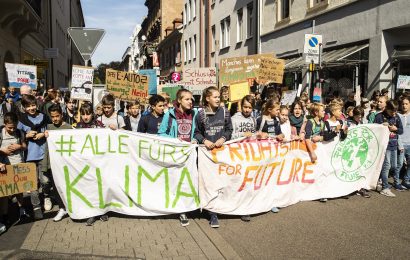 Klimaaktivisten blockieren Fahrbahn