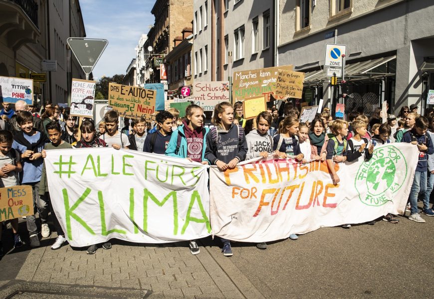 Klimaaktivisten blockieren Fahrbahn