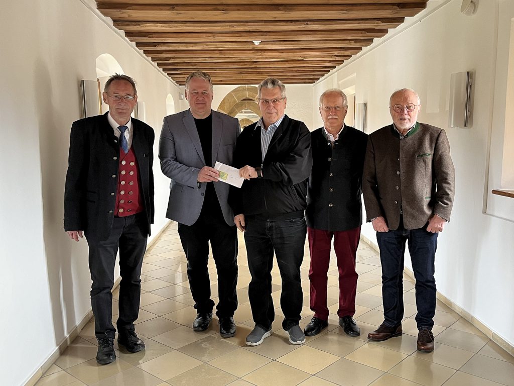 Die 2.000 Euro sind laut Landrat Richard Reisinger (2.v.li.) bestens angelegt, nämlich in Menschlichkeit. Von links: Josef Schmaußer, Walter Heldrich, Helmut Heinl und Dieter Radl Foto: Christine Hollederer