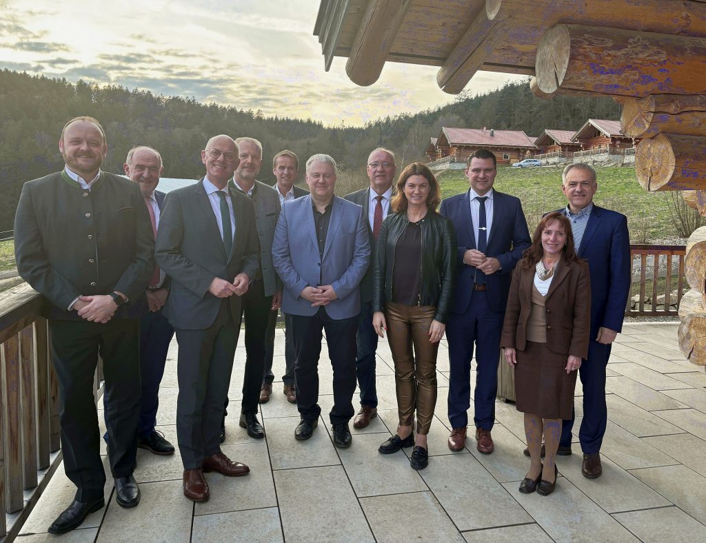 Die Teilnehmer am Treffen der Oberpfälzer Landräte, von links Andreas Meier (Neustadt an der Waldnaab), Willibald Gailler (Neumarkt), Regierungspräsident Walter Jonas, Polizeipräsident Thomas Schöniger, Vizepräsident Robert Fuchs, Richard Reisinger (Amberg-Sulzbach), Franz Löffler (Cham), Tanja Schweiger (Regensburg), Thomas Ebeling (Schwandorf), Andrea Degl (Bayerischer Landkreistag) und Roland Grillmeier (Tischenreuth). Foto: Joachim Gebhardt