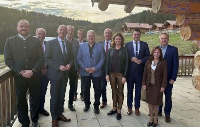 Die Teilnehmer am Treffen der Oberpfälzer Landräte, von links Andreas Meier (Neustadt an der Waldnaab), Willibald Gailler (Neumarkt), Regierungspräsident Walter Jonas, Polizeipräsident Thomas Schöniger, Vizepräsident Robert Fuchs, Richard Reisinger (Amberg-Sulzbach), Franz Löffler (Cham), Tanja Schweiger (Regensburg), Thomas Ebeling (Schwandorf), Andrea Degl (Bayerischer Landkreistag) und Roland Grillmeier (Tischenreuth). Foto: Joachim Gebhardt