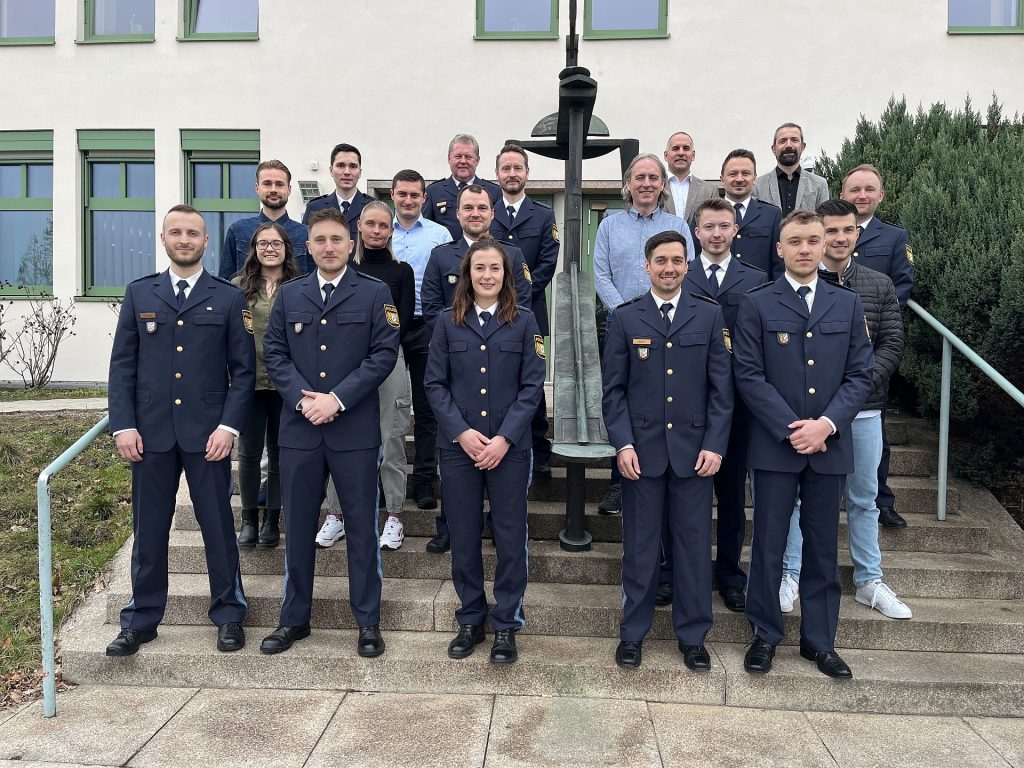 Die neuen Beamtinnen und Beamten der Polizei im Bereich Weiden mit den jeweiligen Dienststellenleitern (Anm. eine Beamtin fehlt auf dem Bild)