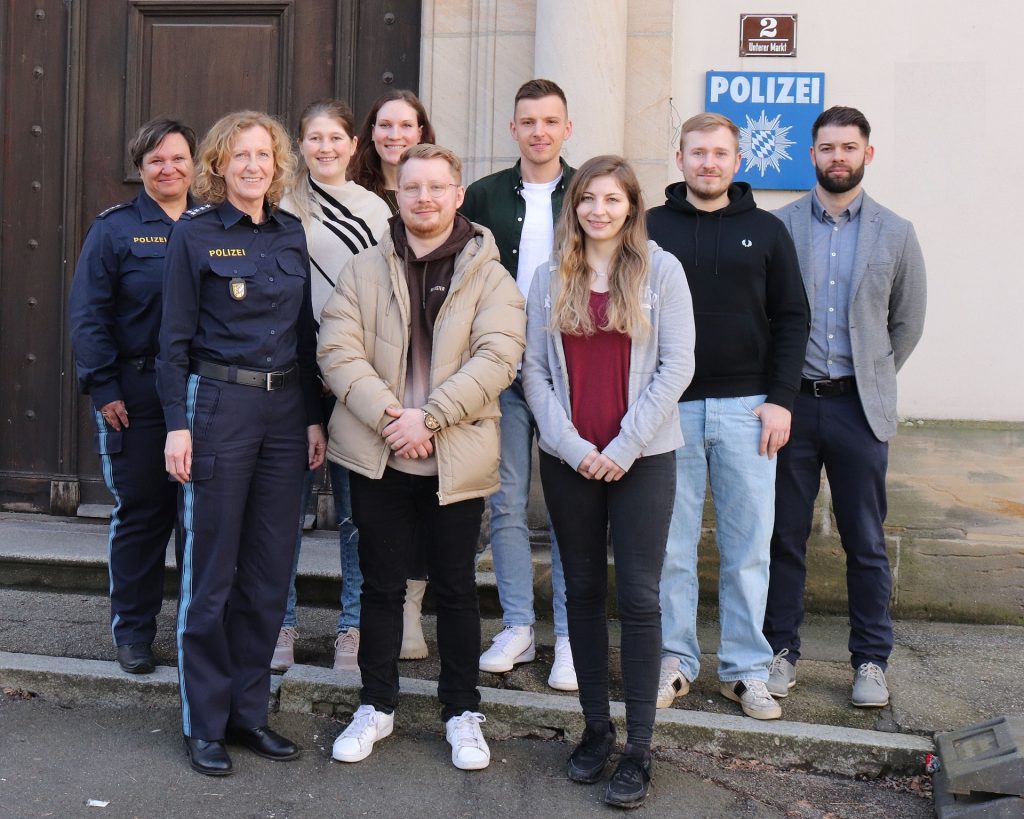 Inspektionsleiterin Sabine Roidl (v.l.1. Reihe) und ihre Vertreterin Marion Zenger (v.l.2. Reihe) mit 7 der 8 neuen Beschäftigten Bild: PI Nabburg