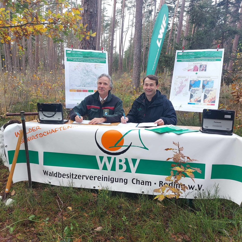 Unterzeichnung der Kooperationsvereinbarung im Privatwald bei Untertraubenbach (Lkr. Cham). Links: Dr. Peter Pröbstle, Präsident der Bayerischen Landesanstalt für Wald und Forstwirtschaft; rechts: Josef Ziegler, Vorsitzender der Waldbesitzervereinigung Cham-Roding und des Vereins für forstliche Standortserkundung in Bayern e.V. Foto: Dr. Klaas Wellhausen, LWF