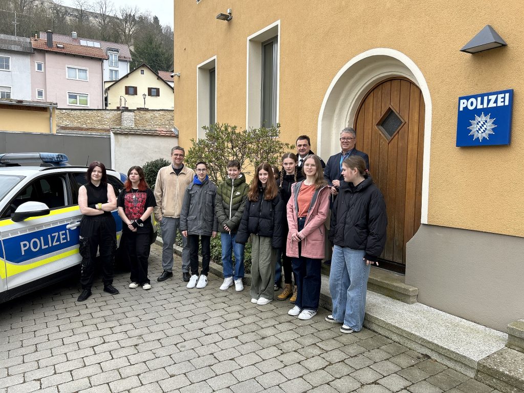 Hintere Reihe von rechts: Wolfgang Sennfelder und Franz Wenig sowie Ulrich Schuller vom Gymnasium Burglengenfeld mit den Preisträgerinnen und Preisträgern Foto: PI Burglengenfeld