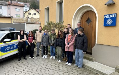 Hintere Reihe von rechts: Wolfgang Sennfelder und Franz Wenig sowie Ulrich Schuller vom Gymnasium Burglengenfeld mit den Preisträgerinnen und Preisträgern Foto: PI Burglengenfeld