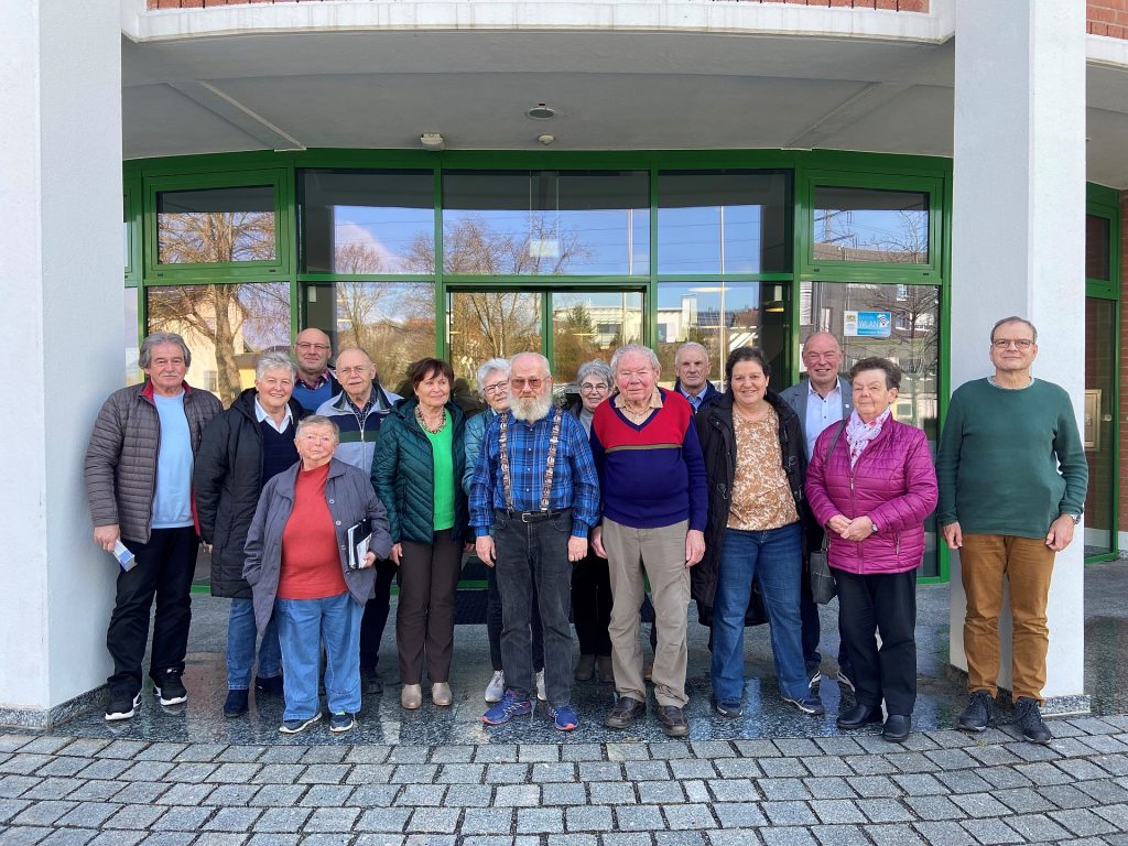 Anja Jäger): Bürgermeister Roland Strehl (3.v.re.) freut sich mit seinen Seniorenbeauftragen Herbert Breitkopf (li.) und Hans Nörl (3.v.li.) über die reibungslose Neukonstituierung des Kümmersbrucker Seniorenbeirates. Neuer Sprecher ist Armin Amrhein (re.), neuer Schriftführer Helmut Krämer (8.v.li).