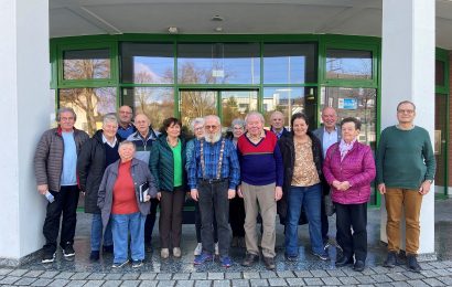 Anja Jäger): Bürgermeister Roland Strehl (3.v.re.) freut sich mit seinen Seniorenbeauftragen Herbert Breitkopf (li.) und Hans Nörl (3.v.li.) über die reibungslose Neukonstituierung des Kümmersbrucker Seniorenbeirates. Neuer Sprecher ist Armin Amrhein (re.), neuer Schriftführer Helmut Krämer (8.v.li).