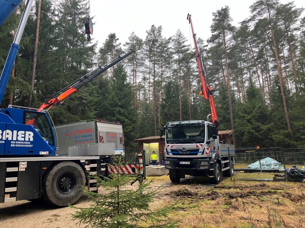 Schweres Gerät von Spezialfirmen muss bei einer Brunnensanierung aufgefahren werden. Zum Erhalt der Wasserversorgung ist den Stadtwerke Amberg nichts zu schwer – jedes Jahr am Tag des Wassers wird darauf aufmerksam gemacht, wie wichtig das wertvolle Nass ist. Das diesjährige Motto: „Wasser für den Frieden“ sagt alles Fotonachweise: Karoline Gajeck-Scheuck