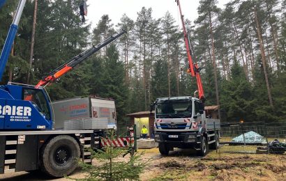 Schweres Gerät von Spezialfirmen muss bei einer Brunnensanierung aufgefahren werden. Zum Erhalt der Wasserversorgung ist den Stadtwerke Amberg nichts zu schwer – jedes Jahr am Tag des Wassers wird darauf aufmerksam gemacht, wie wichtig das wertvolle Nass ist. Das diesjährige Motto: „Wasser für den Frieden“ sagt alles Fotonachweise: Karoline Gajeck-Scheuck