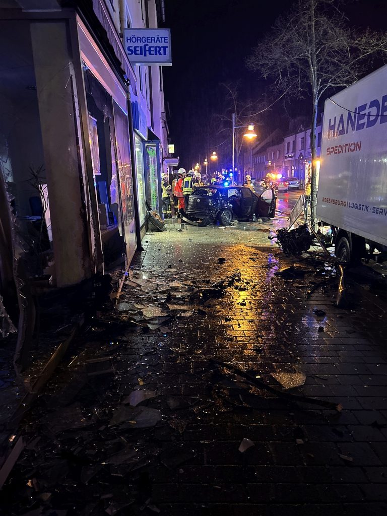 Bilder von der Unfallstelle in der Regensburger Straße Fotos: PI Burglengenfeld