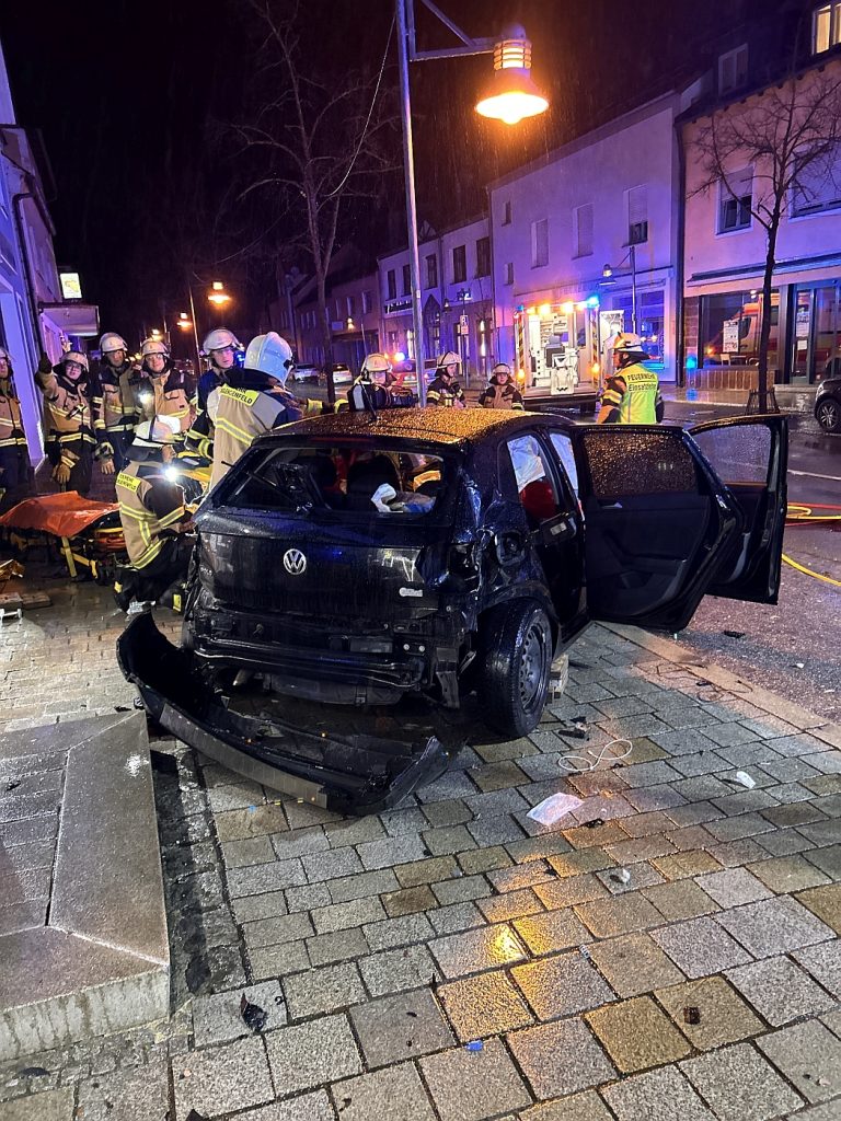 Bilder von der Unfallstelle in der Regensburger Straße Fotos: PI Burglengenfeld