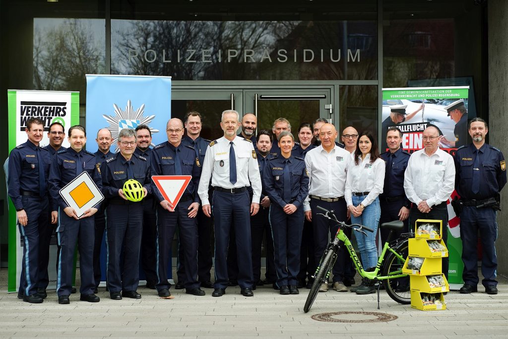 Die langanhaltende und gewinnbringende Zusammenarbeit zwischen der Kreisverkehrswacht Regensburg e.V. und den  Polizeiinspektionen in Stadt und Landkreis Regensburg  wurde im Rahmen eines gemeinsamen Pressetermins im März 2024 durch Polizeipräsident Thomas Schöniger gewürdigt Quelle: Polizeipräsidium Oberpfalz