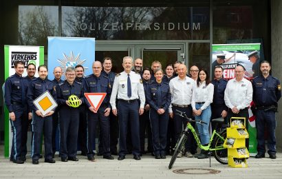 Die langanhaltende und gewinnbringende Zusammenarbeit zwischen der Kreisverkehrswacht Regensburg e.V. und den Polizeiinspektionen in Stadt und Landkreis Regensburg wurde im Rahmen eines gemeinsamen Pressetermins im März 2024 durch Polizeipräsident Thomas Schöniger gewürdigt Quelle: Polizeipräsidium Oberpfalz