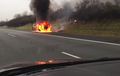 Pkw fing während der Fahrt Feuer