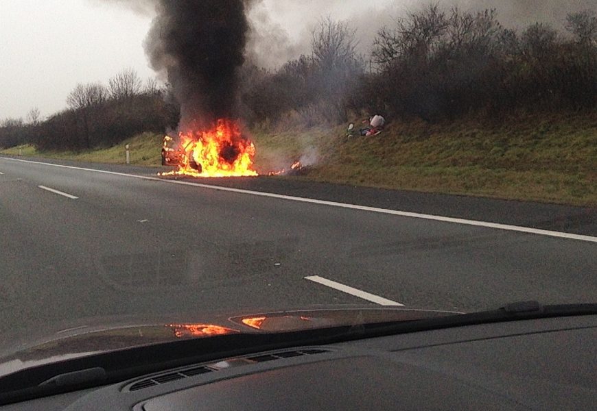 Pkw fing während der Fahrt Feuer