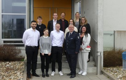 René Matschke, Leiter des Hauptzollamts Regensburg, mit den neuen Nachwuchskräften Foto: Hauptzollamt Regensburg