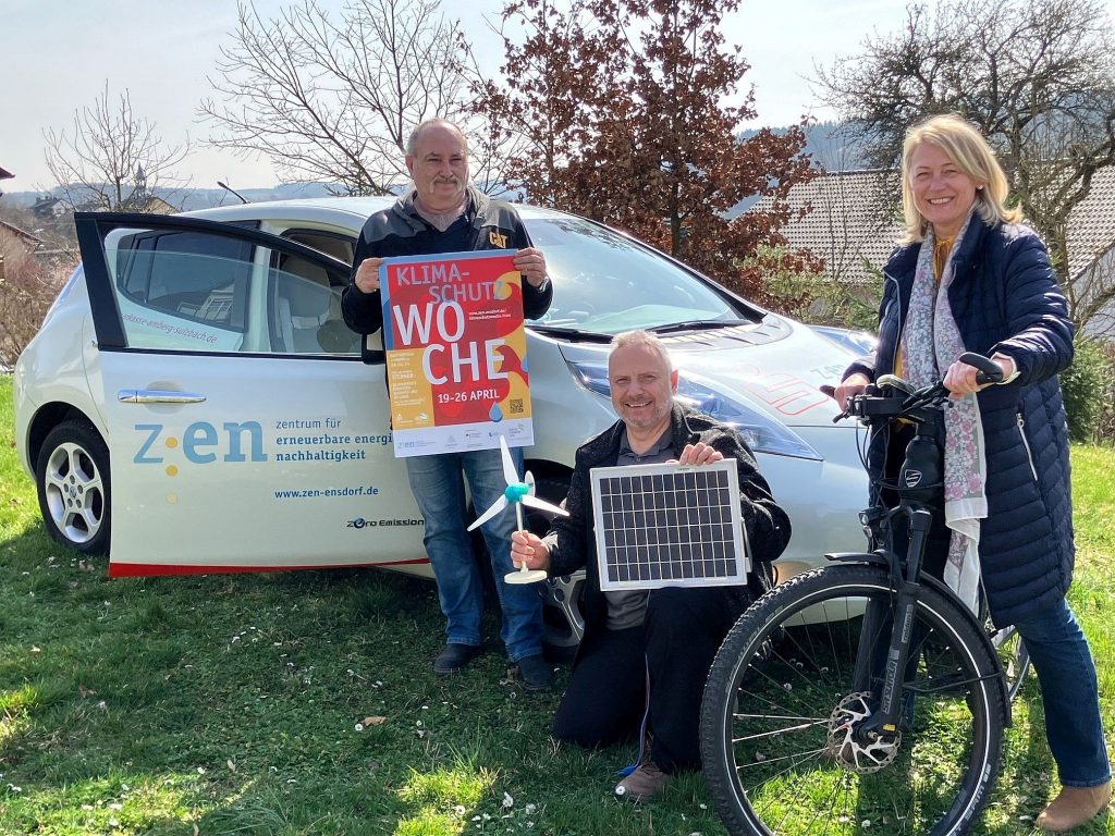 Das ZEN-Team freut sich auf die 7. Klimaschutzwoche im Landkreis, die für den Einsatz erneuerbarer Energien im Alltag wirbt. Klimaschutzmanager Martin Kopp (Mitte), Assistentin Yvonne Busch und Karl-Heinz Hofbauer Foto: Anna-Maria Dollacker