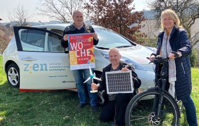 Das ZEN-Team freut sich auf die 7. Klimaschutzwoche im Landkreis, die für den Einsatz erneuerbarer Energien im Alltag wirbt. Klimaschutzmanager Martin Kopp (Mitte), Assistentin Yvonne Busch und Karl-Heinz Hofbauer Foto: Anna-Maria Dollacker