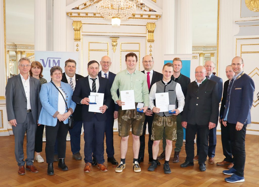 Die drei besten Absolventen Matthias Ederer, Tobias Stelzer und Andreas Bücherl (Mitte v.l.), alle aus dem Landkreis Cham, erhielten den Meisterpreis der Bayerischen Staatsregierung in Form einer Medaille
Regierung der Oberpfalz/Stühlinger-Weinhändler