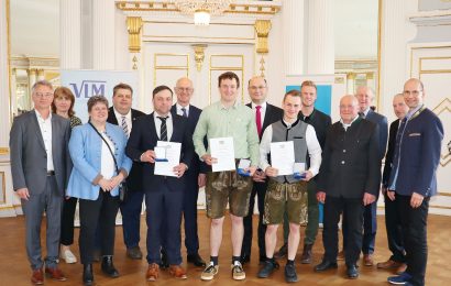 Die drei besten Absolventen Matthias Ederer, Tobias Stelzer und Andreas Bücherl (Mitte v.l.), alle aus dem Landkreis Cham, erhielten den Meisterpreis der Bayerischen Staatsregierung in Form einer Medaille Regierung der Oberpfalz/Stühlinger-Weinhändler