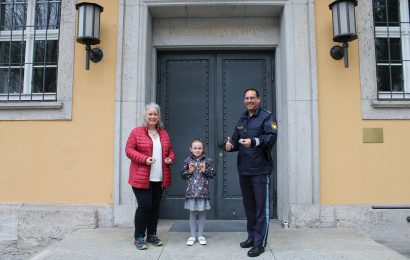 In der Mitte 8-jährige Melina mit ihrer Mutter und dem stellv. Dienststellenleiter POR Bernhard Huber Quelle: PI Regensburg Süd, PHMin Stolze