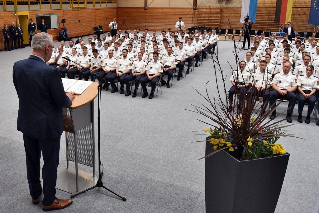 Innenminister Joachim Herrmann begrüßte gemeinsam mit dem Vizepräsidenten der Bereitschaftspolizei, Stefan Weis, und dem Leiter der Bereitschaftspolizeiabteilung, Leitender Polizeidirektor Stefan Beck, rund 130 angehenden Polizistinnen und Polizisten des 45. Ausbildungsseminars Bildnachweis: Bayerische Bereitschaftspolizei Nürnberg