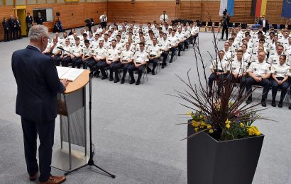 Innenminister Joachim Herrmann begrüßte gemeinsam mit dem Vizepräsidenten der Bereitschaftspolizei, Stefan Weis, und dem Leiter der Bereitschaftspolizeiabteilung, Leitender Polizeidirektor Stefan Beck, rund 130 angehenden Polizistinnen und Polizisten des 45. Ausbildungsseminars Bildnachweis: Bayerische Bereitschaftspolizei Nürnberg