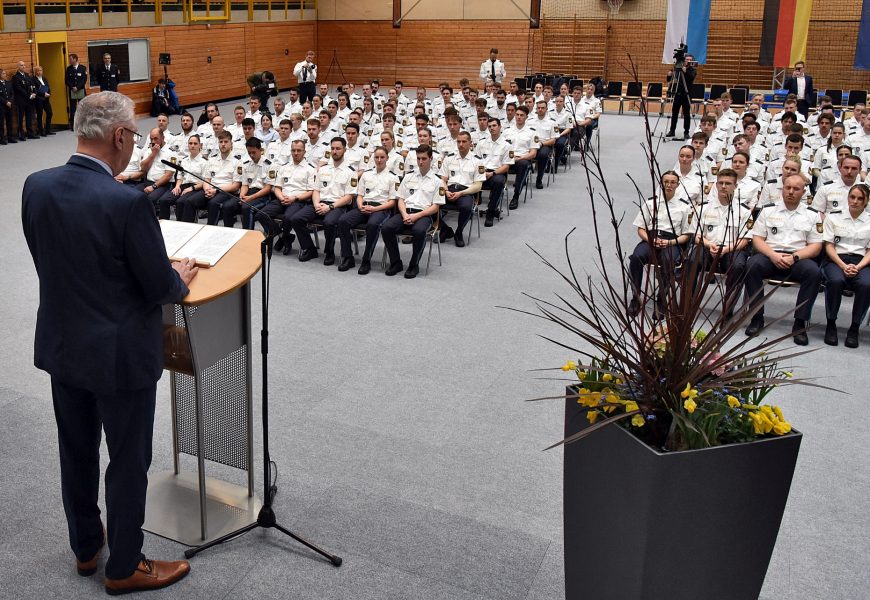 Herrmann begrüßt in der Bereitschaftspolizeiabteilung rund 130 neu zur Ausbildung eingestellte Polizistinnen und Polizisten