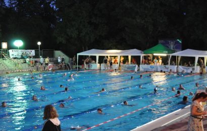 In diesem Jahr vom 19. bis 20. Juli 2024 von 09:00 bis 09:00 Uhr. Schwimmen rund um die Uhr für einen guten Zweck, das ist an dieser Veranstaltung die Devise. Der Eintritt ist während der ganzen Veranstaltung für Badegäste und Zuschauer frei. Die Bitte an alle vom Organisationsteam: „Machen Sie/ Macht mit!“. Die Becken sind, wie man hier sieht, auch nachts mit fleißigen und romantischen Schwimmern gefüllt. Aber es gibt noch mehr zusehen im Hockermühlbad- neuer Kinderspielplatz und mobile Textil-Sauna – das macht das Freibaden im Hocko noch mehr Spaß! Fotonachweis: Karoline Gajeck-Scheuck