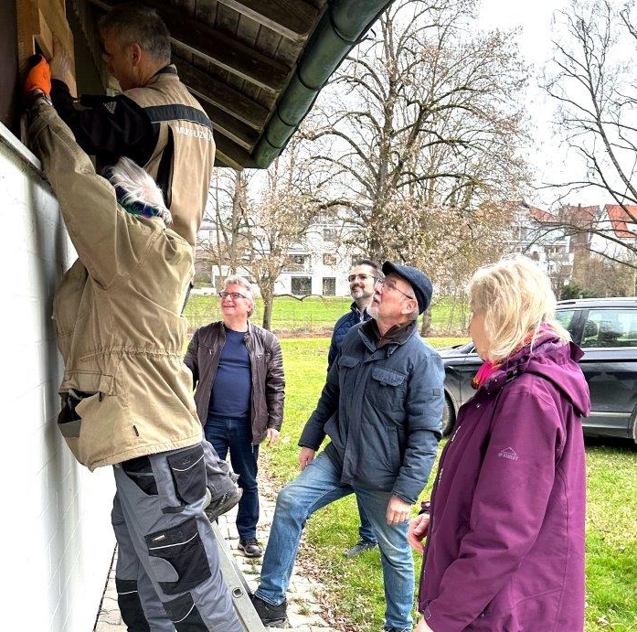 Diese Arbeit macht allen Freude, den bald werden hier Fledermäuse und in den anderen Nistkästen verschiedene einheimische Vogelsorten einziehen und sich hoffentlich fleißig vermehren – zur Freude aller Amberger Bürger und Badegäste. Mit unterstützt haben (v. l. n. r.) Gottfried Utz Bund Naturschutz Kreisgruppe Amberg-Sulzbach, Thilo Wiesnet vom LBV - Landesbund für Vogel- und Naturschutz in Bayern e. V Kreisgruppe Amberg-Sulzbach, Rolf Künstler, Maria Stiegler sowie Hans-Jürgen Bumes (Aufsichtsratsmitglieder Stadtwerke Amberg) alle vom Bund Naturschutz Ortsgruppe Amberg-Kümmersbruck und unterstützt von den Stadtwerken Amberg, vertreten hier durch Bäderleiter Michael Gaisa (3. V. l.). Fotonachweis: Karoline Gajeck-Scheuck